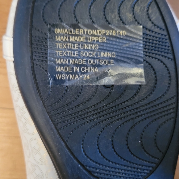 Left shoes only and sandals-amputee - Picture 2 of 9